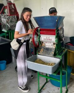 En esta imagen se encuentra una de las despulpadoras que utiliza Tecnicafé para sus procesos de elaboración de café. Por un lado, sale la cáscara/pulpa y por el otro, el grano con el mucílago.